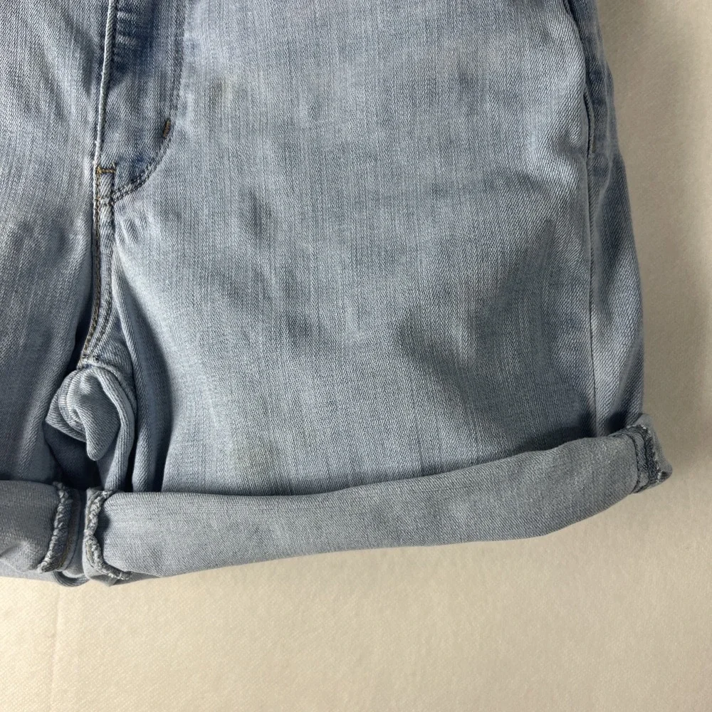 Levi's Womens Classic Shorts Size W28 Mid Rise Denim Red Tag Light Blue‎ D22